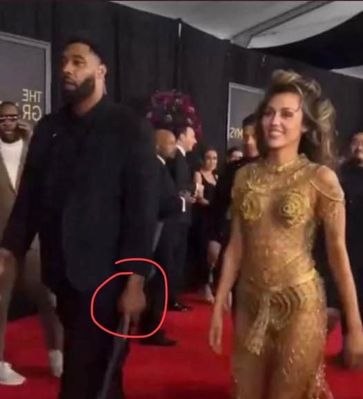 Fans Worried Miley Cyrus Is In “Danger” After Spotting Bodyguard’s Tiny Detail At Grammy Awards