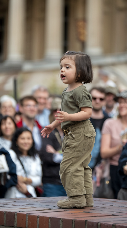 STOP EVERYTHING! A little girl just made HISTORY, singing an 80-year-old classic while standing on top of a WALL! The crowd? STUNNED, Her voice? CHILLS, People couldnt believe what they were witnessing! This fearless young star just delivered the most jaw-dropping street performance EVER!