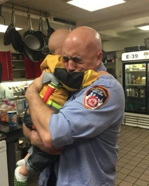 While working as a single mom at a diner, I lost track of my son – his words to a firefighter brought us all to tears